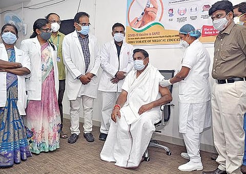 சேலம் அரசு மருத்துவமனையில் முதல்வர் பழனிசாமி இரண்டாவது டோஸ் கரோனா தடுப்பூசியை செலுத்திக் கொண்டார்.