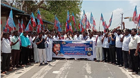 அரக்கோணம் படுகொலையைக் கண்டித்து அரியலூரில் ஆர்ப்பாட்டத்தில் ஈடுபட்ட விடுதலைச் சிறுத்தைகள் கட்சியினர்.