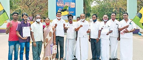 தி.மலை மாவட்ட ஆட்சியர் அலுவலகத்துக்கு நேற்று மனு கொடுக்க வந்த வீரத் தியாகி விஸ்வநாததாஸ் தொழிலாளர்கள் கட்சியினர்.