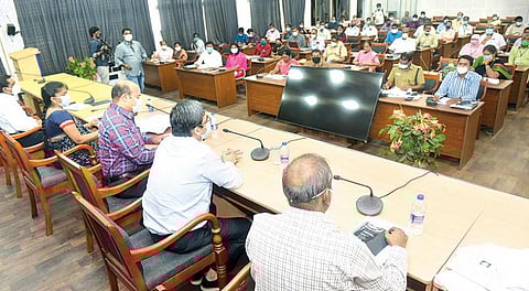 வேலூர் மாவட்ட ஆட்சியர் அலுவலகத்தில் நேற்று கரோனா தொற்று பரவல் தடுப்பு பணிகள் குறித்த ஆய்வுக்கூட்டம் மாவட்ட கரோனா தடுப்பு பணிகள் கண்காணிப்பு அலுவலரும் அரசின் முதன்மை செயலாளருமான ராஜேஷ் லக்கானி தலைமையில் நடைபெற்றது. அருகில், மாவட்ட ஆட்சியர் சண்முகசுந்தரம், ஊரக வளர்ச்சி முகமை திட்ட இயக்குநர் மாலதி உள்ளிட்டோர். படம்: வி.எம்.மணிநாதன்.