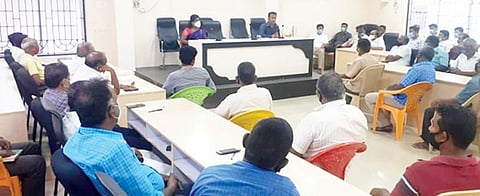 திருநெல்வேலி மாநகராட்சி அலுவலகத்தில் வணிக நிறுவனங்களின் பிரதிநிதிகள் பங்கேற்ற ஆலோசனை கூட்டம் நடைபெற்றது. படம்:மு.லெட்சுமிஅருண்