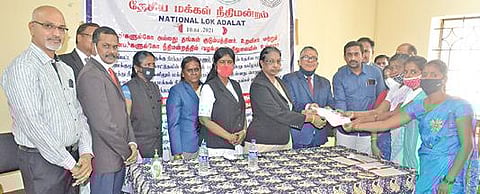 கிருஷ்ணகிரியில் நடந்த மக்கள் நீதிமன்றத்தில் தீர்வு காணப்பட்ட வழக்கிற்கான ஆணைகளை மாவட்ட முதன்மை நீதிபதி கலைமதி வழங்கினார்.