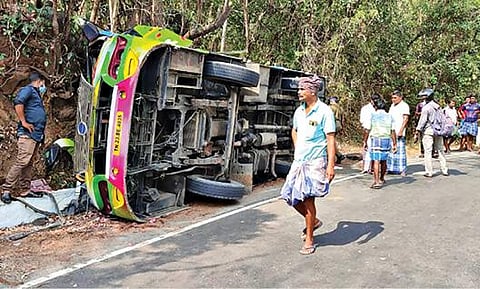 கொல்லிமலை 11-வது கொண்டை ஊசி வளைவில் செங்கல்பட்டு மாவட்டத்தில் இருந்து சுற்றுலா வந்த வேன் கவிழ்ந்து விபத்திற்குள்ளானது.