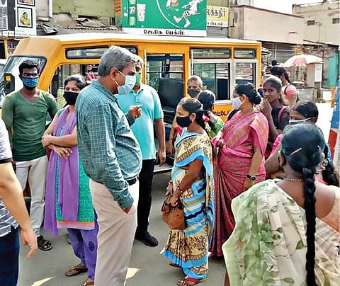 ஈரோடு மாநகராட்சி பகுதியில் கரோனா தடுப்பு விதிமுறைகள் பின்பற்றப்படுகிறதா என ஆய்வு செய்த மாநகராட்சி ஆணையர் இளங்கோவன், ஷேர் ஆட்டோவில் பயணித்த 19 பயணிகளுக்கு அறிவுரை, ஆலோசனை வழங்கினார்.