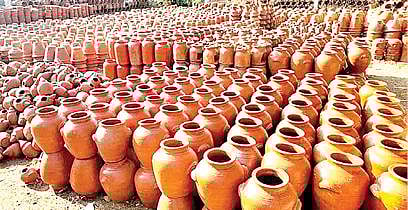 விற்பனைக்காக வைக்கப்பட்டுள்ள மண் கூஜாக்கள்.