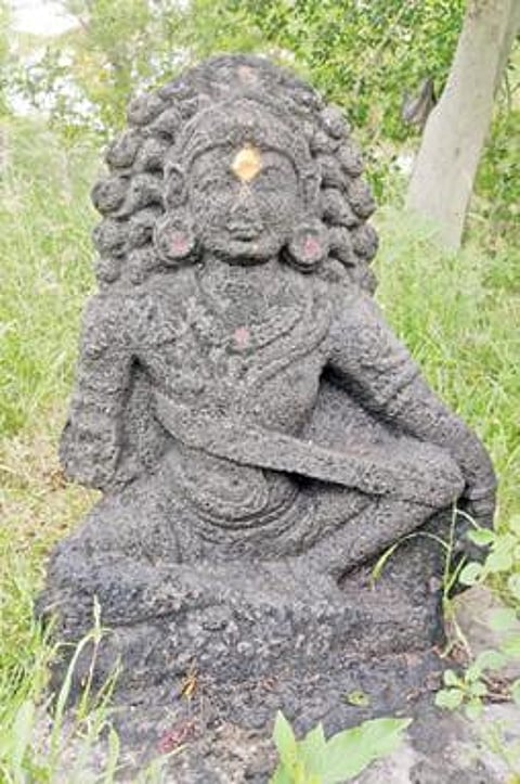 இருஞ்சிறை கிராமத்தில் கண்டெடு க்கப்பட்ட அய்யனார் சிற்பம்.