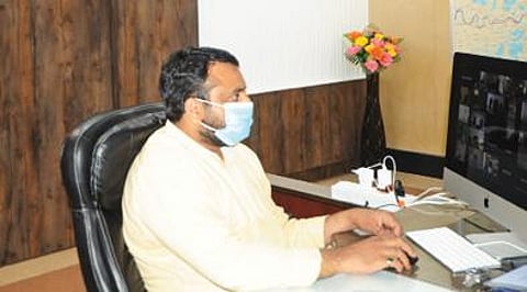 கடலூர் மாவட்டத்தில் கரோனா தடுப்பு நடவடிக்கை குறித்து அனைத்துத் துறை அலுவலர்களுடன் காணொலி காட்சி வாயிலாக ஆலோசனைக்கூட்டம் நடத்தும் மாவட்ட ஆட்சியர் சந்திரசேகர் சாகமூரி.