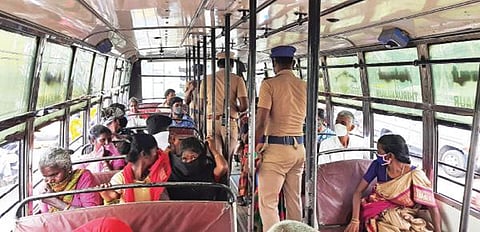 பயணிகள் குறைவாக உள்ள விழுப்புரம் புதிய பேருந்து நிலையம்.