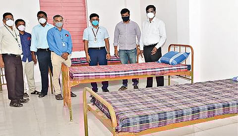 சேலம் கோரிமேடு அரசினர் பெண்கள் கலை அறிவியல் கல்லூரியில் மாநகராட்சி சார்பில் அமைக்கப்பட்டு வரும் கரோனா சித்தா சிகிச்சை மையத்தை மாநகராட்சி ஆணையர் ரவிச்சந்திரன் ஆய்வு செய்தார். உடன் மாநகர நல அலுவலர் பார்த்திபன், சித்த மருத்துவர் வெற்றிவேல் உள்ளிட்டோர்.