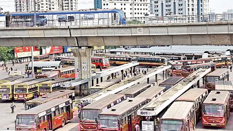 தமிழகத்தில் கரோனா தொற்று அதிகரித்து வருவதையொட்டி, பேருந்துகளில் பயணிகள் நின்றுகொண்டு பயணம் செய்ய அனுமதி மறுக்கப்பட்டுள்ளது. இதன் காரணமாக மாநகர பேருந்துகளில் சிரமமின்றி பயணம் செய்ய வசதியாக சென்னை கோயம்பேடு மாநகர பேருந்து வளாகத்தில் அதிக அளவில் நிறுத்தப்பட்டிருந்த பேருந்துகள். படங்கள்: ம.பிரபு