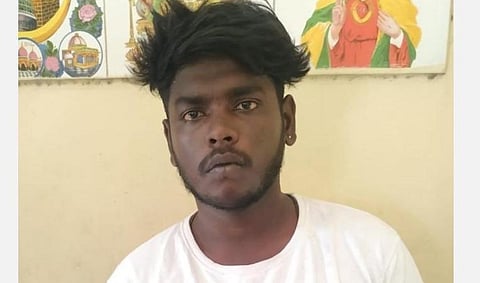 பைக்கில் லிப்ட் கேட்டு சவாரி செய்தவரிடம் பெட்ரோலுக்கு பணம் கேட்ட இளைஞர்: தர மறுத்ததால் தாக்கி கொலை