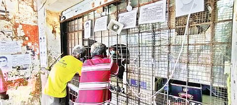 காஞ்சிபுரம் ராஜாஜி மார்க்கெட் அருகேயுள்ள டாஸ்மாக் கடையில் ஒலிபெருக்கி மூலம் கரோனா தடுப்பு விழிப்புணர்வு ஏற்படுத்தப்பட்டது.