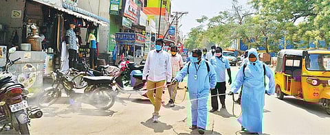 கரோனா தொற்று வேகமெடுத்து வருவதால், ஆம்பூரில் கிருமி நாசினி தெளிக்கும் பணியில் ஈடுபட்டுள்ள நகராட்சி ஊழியர்கள்.