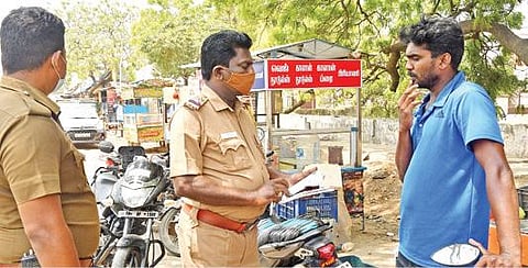 தூத்துக்குடியில் முகக்கவசம் அணியாமல் வந்த நபரை காவல் துறையினர் வழிமறித்து அபராதம் விதித்தனர். படம்: என்.ராஜேஷ்