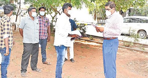 திருச்செங்கோடு வாக்கு எண்ணும் மையத்தில், முகவர்களின் விவரங்களை நாமக்கல் மாவட்ட ஆட்சியர் கா.மெகராஜ் ஆய்வு செய்தார்.