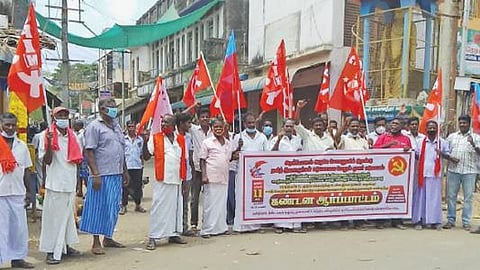 காட்டுமன்னார்கோவிலில் மார்க்சிஸ்ட் கம்யூனிஸ்ட் கட்சியினர் ஆர்ப்பாட்டத்தில் ஈடுபட்டனர்.