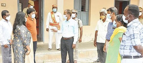 விழுப்புரத்தில் கரோனா சிறப்பு சிகிச்சை மையத்தில் ஆய்வு மேற்கொண்ட ஆட்சியர் அண்ணாதுரை.