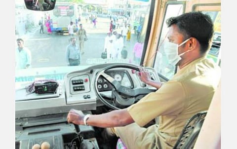 தமிழக அரசுப் பேருந்துகளில் பழுதடைந்த மின்னணு கருவிகளால் டிக்கெட்டுகள் தருவதில் தாமதம்