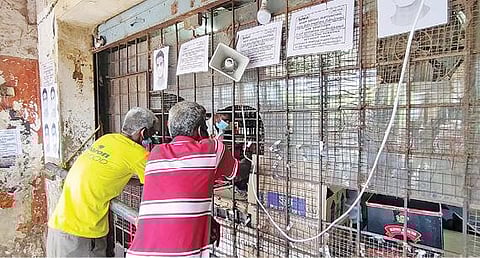 காஞ்சிபுரம் ராஜாஜி மார்க்கெட் அருகேயுள்ள டாஸ்மாக் கடையில் ஒலிபெருக்கி மூலம் கரோனா தடுப்பு விழிப்புணர்வு வாசகங்கள் அறிவிக்கப்படுகின்றன.