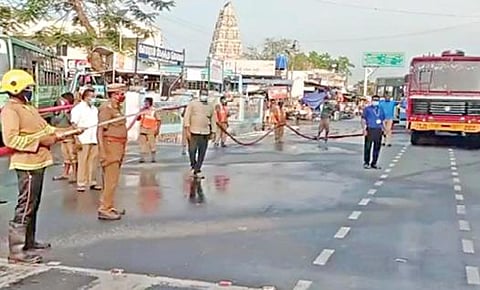 அந்தியூர் பேரூராட்சிக்கு உட்பட்ட பகுதியில் தீயணைப்புத் துறை வாகனம் மூலம் கிருமி நாசினி தெளிக்கப்பட்டது.