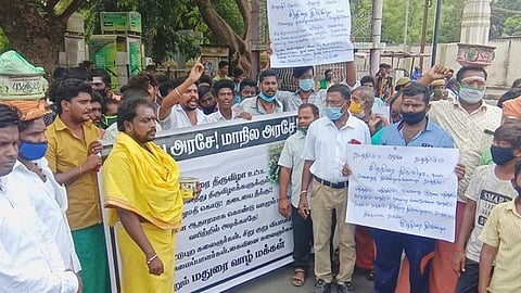 சித்திரைத் திருவிழாவை நடத்தக் கோரி மதுரையில் போராட்டம்: நாட்டுப்புறக் கலைஞர்கள் கைது