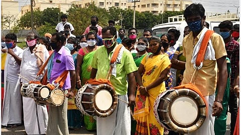 நாட்டுப்புறக் கலைஞர்களின் வங்கி, தனியார் நிதி நிறுவனக் கடன்களை தள்ளுபடி செய்யக் கோரிக்கை