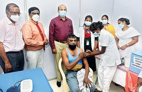 வேலூர் அண்ணா சாலையில் உள்ள எஸ்பிஐ வங்கியில் பணிபுரியும் ஊழியர்கள், அலுவலர்களுக்கும் கரோனா தடுப்பூசி செலுத்தும் பணியை மாவட்ட ஆட்சியர் சண்முகசுந்தரம் தொடங்கி வைத்து பார்வையிட்டார். அடுத்த படம்: வேலூர் சத்துவாச்சாரி பகுதியில் உள்ள ஒரு திருமண மண்டபத்தில் வட்டாரப் போக்குவரத்து அலுவலகம் சார்பில், 45 வயதுக்கு மேற்பட்டவர்களுக்கு கரோனா தடுப்பூசி முகாம் நேற்று நடைபெற்றது. படங்கள்: வி.எம்.மணிநாதன்.