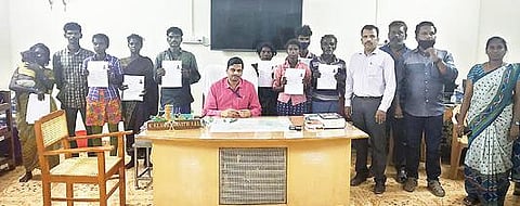 வாலாஜா அருகே கரி மண்டியில் மீட்கப்பட்ட 13 பேருக்கு கொத்தடிமை மீ்ட்பு சான்றிதழை வழங்கிய சார் ஆட்சியர் இளம்பகவத்.