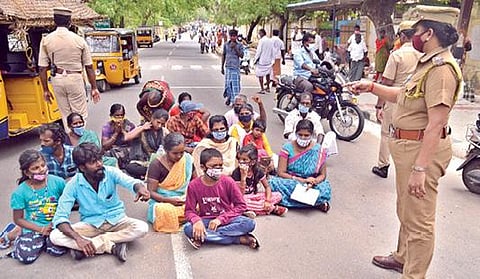 இளைஞர் கொலை வழக்கில் குற்றவாளிகள் அனைவரையும் கைது செய்ய வலியுறுத்தி திருநெல்வேலி ஆட்சியர் அலுவலகம் முன் உறவினர்கள் மறியலில் ஈடுபட்டனர். படம்: மு.லெட்சுமி அருண்