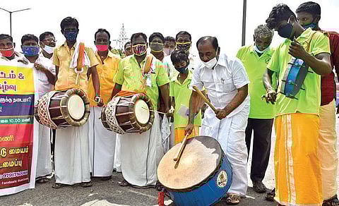 தூத்துக்குடியில் மேள, தாளம், தாரை தப்பட்டை முழங்க நாட்டுப்புறக் கலைஞர்கள் ஆர்ப்பாட்டம் நடத்தினர். படம்: என்.ராஜேஷ்