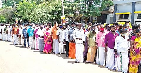 தென்காசி மாவட்ட ஆட்சியர் அலுவலகத்துக்கு மனு அளிக்க வந்த கிராமிய நாட்டுப்புற கலைஞர்கள்.