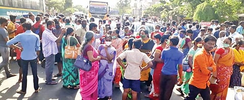 கரூர் மாவட்டம் கிருஷ்ணராயபுரத்தில் நேற்று சாலை மறியலில் ஈடுபட்ட பயணிகள், பொதுமக்கள்.