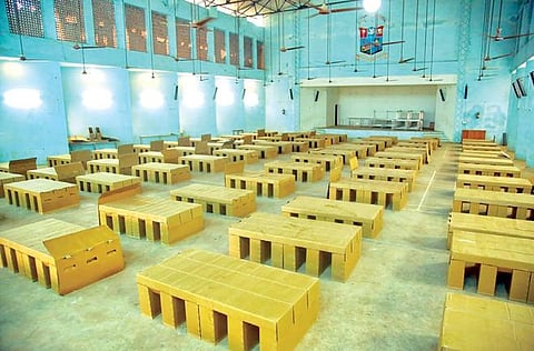 திருநெல்வேலி சமாதானபுரம் அருள்மணி தெருவில் ஒரே குடும்பத்தைச் சேர்ந்த 3 பேருக்கு கரோனா பாதிப்பு உறுதி செய்யப்பட்டதை அடுத்து, மாநகராட்சி ஊழியர்கள் அந்த தெருவுக்கு சீல் வைத்து கிருமிநாசினி தெளித்தனர். படம்: மு.லெட்சுமி அருண்