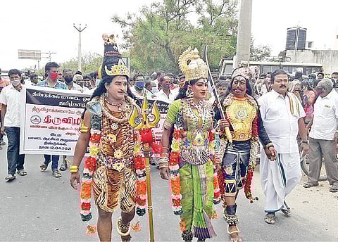திருவிழாக்களில் கட்டுப்பாடுகளுடன் கலை நிகழ்ச்சிகள் நடத்த அனுமதிக்கக் கோரி, மதுரை ஆட்சியர் அலுவலகத்தில் மனு அளிக்க வந்த நாட்டுப்புற நடனக் கலைஞர்கள். படம்: எஸ்.கிருஷ்ணமூர்த்தி.