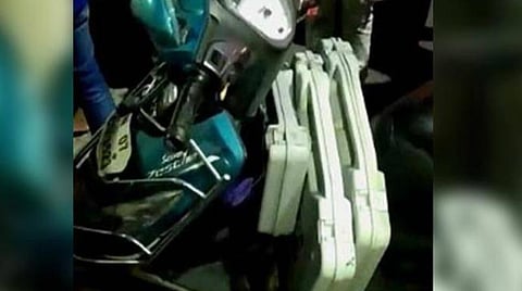 இருசக்கர வாகனத்தில் கொண்டுசெல்லப்பட்ட வாக்குப்பதிவு இயந்திரங்கள்: பணியாளர்களுக்கு கொடுத்த சம்மனை திரும்ப பெற்ற போலீஸார்