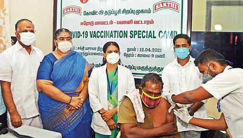 ஈரோடு சக்தி மசாலா நிறுவனத்தில் பணிபுரியும் பணியாளர்களுக்கு, கரோனா தடுப்பூசி போட சிறப்பு முகாம் நடந்தது. இதனை, சக்தி மசாலா நிறுவன நிர்வாக இயக்குநர்கள் பிசி துரைசாமி சாந்தி துரைசாமி ஆகியோர் தொடங்கி வைத்தனர்.