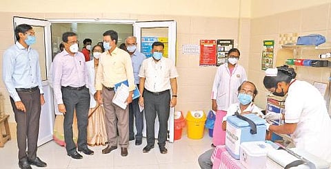 தொழிற்சாலைகள் நிறைந்த பகுதி என்பதால் - கரோனா தடுப்பு பணியில் கூடுதல் கவனமுடன் செயல்பட வேண்டும் : திருப்பூர் ஆய்வுக் கூட்டத்தில் சிறப்பு அலுவலர் அறிவுறுத்தல்