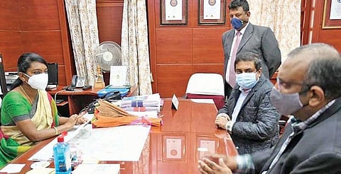 மெட்ராஸ் ரேஸ் கிளப் தலைவர் எம்.ஏ.எம்.ஆர்.முத்தையா சார்பில் நீலகிரி மாவட்ட நல நிதிக்கான காசோலையை நேற்று மாவட்ட ஆட்சியர் இன்னசென்ட் திவ்யாவிடம் வழங்கிய மெட்ராஸ் ரேஸ் கிளப் மேலாண்மை குழு உறுப்பினர்கள் ரமேஷ் ரங்கராஜன், அருண் அழகப்பன் ஆகியோர்.