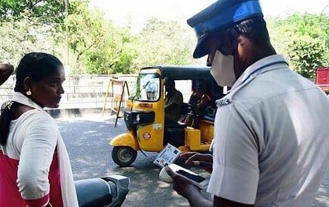 முகக் கவசம் அணியாதவர்கள், சமூக இடைவெளியை கடைபிடிக்காதவர்களிடம் தமிழகத்தில் கடந்த 4 நாட்களில் ரூ.2.78 கோடி அபராதம் வசூல்: கரோனா விதிகளை மீறினால் நடவடிக்கை தொடரும் என போலீஸார் எச்சரிக்கை