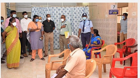 அரசு மருத்துவமனையில் கரோனா தடுப்பூசி போட்டுக் கொண்ட மக்களிடம் அறிவுரை கூறிய மாவட்ட ஆட்சியர் எஸ்.திவ்யதர்ஷினி.