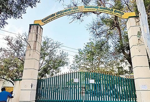 சேத்துப்பட்டு ஒழுங்குமுறை விற்பனை கூடத்துக்கு வரும் 19-ம் தேதி வரை விவசாயிகள் நெல் மூட்டைகளை கொண்டு வரக்கூடாது என நுழைவு வாயில் கதவு மூடப்பட்டுள்ளது. உள்படம்: அறிவிப்பு பலகையில் ஒட்டப்பட்டுள்ள நிர்வாகத்தின் அறிவிப்பு.