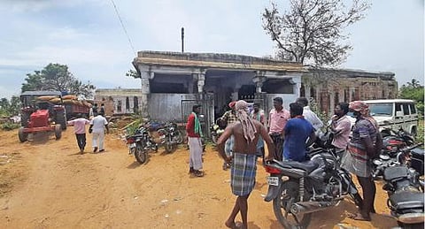 வீரவநல்லூர் அருகே அத்தாளநல்லூரிலுள்ள மூன்றீஸ்வரமுடையார் கோயில் மண்டபத்தில் செயல்பட்ட அரசு நெல்கொள்முதல் நிலையம் மாற்றப்பட்டு, நெல் மூட்டைகள் அகற்றப்பட்டன. படம்: மு.லெட்சுமிஅருண்