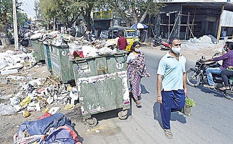 சேலம் சின்னத்திருப்பதி பேருந்து நிறுத்தம் அருகே உள்ள குப்பைத் தொட்டிகளில் கழுவுகள் நிரம்பி சாலையில் விழுந்தும் அகற்றப்படாமல் இருப்பதால், அப்பகுதியில் தூர்நாற்றம் வீசி வருகிறது. படம்: எஸ்.குரு பிரசாத்