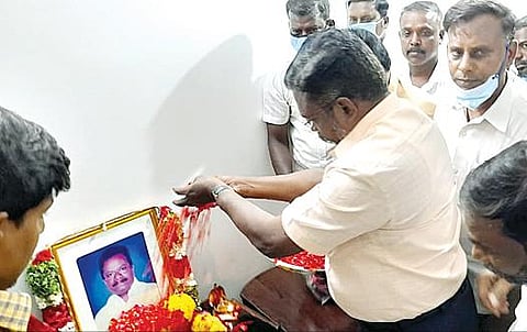 வில்லிபுத்தூரில் உயிரிழந்த காங்கிரஸ் வேட்பாளர் மாதவராவ் உருவப்படத்துக்கு மாலை அணிவித்து அஞ்சலி செலுத்தும் விடுதலை சிறுத்தைகள் கட்சித் தலைவர் திருமாவளவன்.