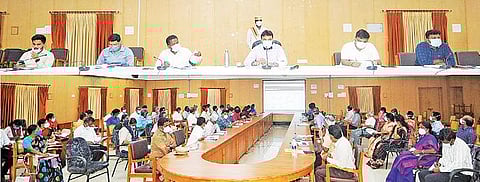 கரோனா நெறிமுறைகளை பின்பற்றாத தனிநபர் மற்றும் நிறுவனங்கள் மீது எடுக்கும் நடவடிக்கை குறித்த துறை அலுவலர்களுடன் ஆலோசனை நடத்திய கடலூர் மாவட்ட ஆட்சியர் சந்திரசேகர் சாகமூரி.