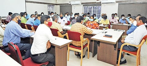 திருவள்ளூர் மாவட்ட ஆட்சியர் அலுவலகத்தில் நேற்று நடைபெற்ற ஆலோசனைக் கூட்டத்தில், மாவட்ட கண்காணிப்பு அலுவலர் பாஸ்கரன், மாவட்ட ஆட்சியர்(பொறுப்பு) முத்துசாமி உள்ளிட்டோர் பங்கேற்றனர்.