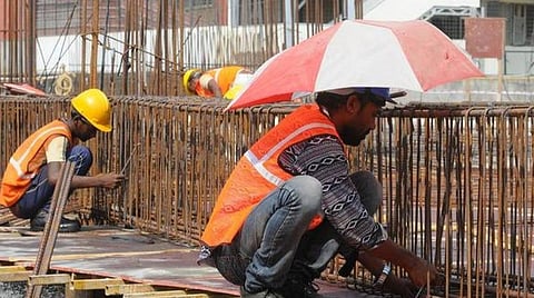 கட்டுமானத் தொழிலில் ஈடுபட்டுள்ள வடமாநில தொழிலாளர்களை தக்கவைக்க முயற்சி: கரோனா பாதுகாப்பை அதிகரிக்கும் கட்டுமான நிறுவனங்கள்