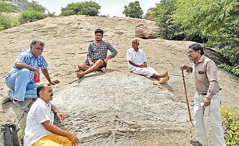 கிருஷ்ணகிரி மாவட்டம் தட்டக்கல் மலைக்கிராமத்தில் உள்ள சுனையில் அருங்காட்சியக காப்பாட்சியர் கோவிந்தராஜ் ஆய்வு செய்தார்.