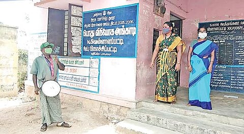 ஊத்தங்கரை அருகே நொச்சிப்பட்டி கிராமத்தில் தண்டோரா மூலம் கரோனா நோய் தடுப்பு குறித்து விழிப்புணர்வு ஏற்படுத்தப்பட்டது.