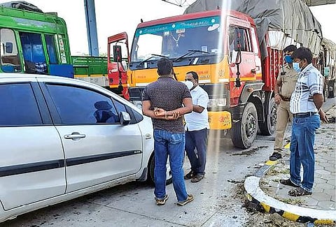 திருப்பூர் மாநகர், பொங்கலூர் பகுதிகளில் - கரோனா தடுப்பு விதிகளை பின்பற்றாதவர்களுக்கு அபராதம் :
